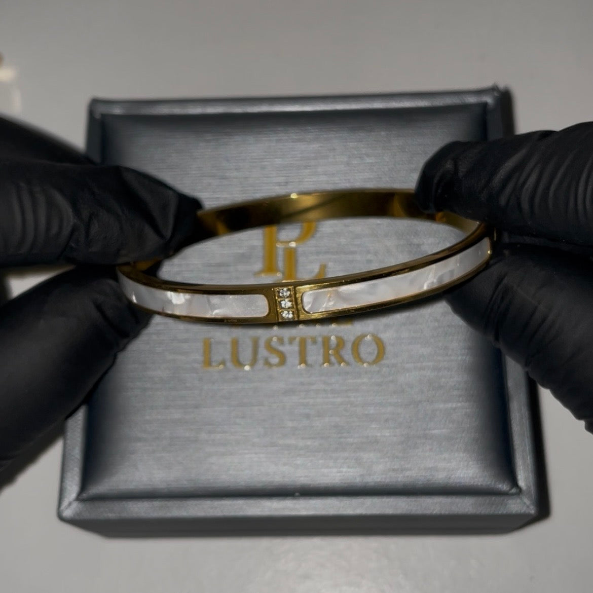 Lustro Grace – White Enamel Bangle